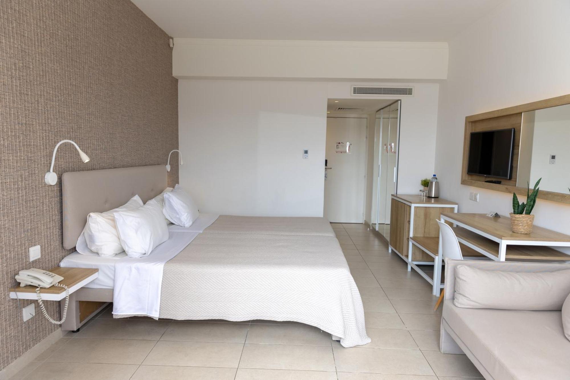 Venus Beach Hotel Paphos Exterior photo
